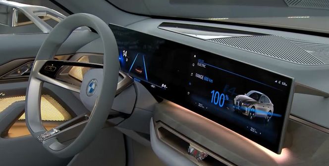 Interiøret i bilen blir trolig litt roligere enn dette, men skjermen skal være med til produksjonsutgaven. Skjermbilde: BMW