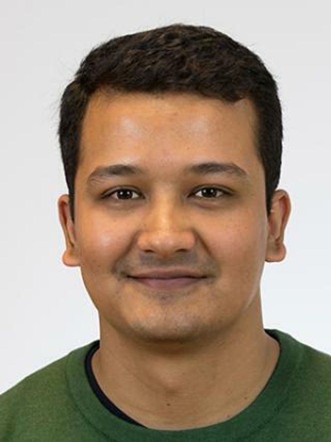 – Ved Farmasøytislk institutt forskar vi på tre ganske like AMPar med bakteriar som opphav, seier Raj Kumar Thapa. Foto: UiO