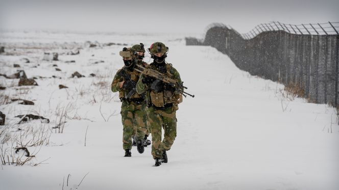 F-35 krever mer folk enn det F-16 gjorde på flere områder. Her er vakt- og sikringssoldater på patrulje på Keflavik-basen. Foto: Eirik Helland Urke