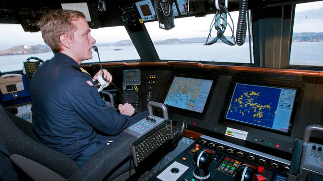 Første doktorgrad: Odd Sveinung Hareide var den første som disputerte til doktorgraden i nautiske operasjoner. Hareide studerte samspillet mellom menneske og teknologi blant annet ved å studere bevegelsene i øynene til navigatøren under simulatortrening. Foto:  Sjøforsvaret