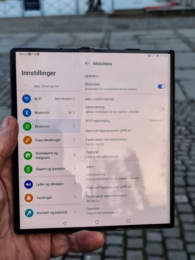 Bretter ut: På Huaweis brettetelefon er det lett å bla seg gjennom innstillinger. Submenyene dukker opp på høyre side etter hvert som man velger innstillinger. Her kan vi se hvordan telefonen håndterer de ulike nettverkene. Har du en Samsung S20 bør du gå inn i menyen «Foretrukket nettverksmodus» og sette at den ikke velger 5G. Da øker nettverksytelsen kraftig. Inntil Samsung slipper programvaren som skal til for å bruke 5G. Foto: Odd Richard Valmot
