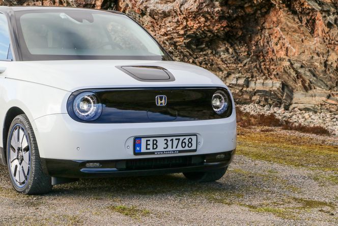 Honda E har runde former. Foto: Marius Valle