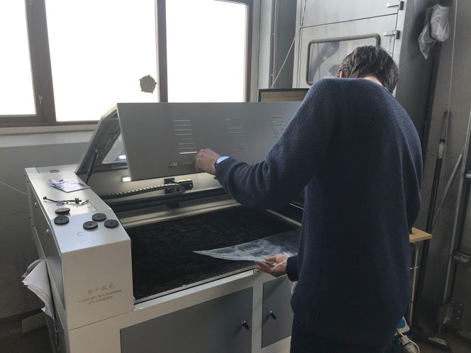 Brillene kuttes fra en hel plate med plast. Foto: Eik idéverksted