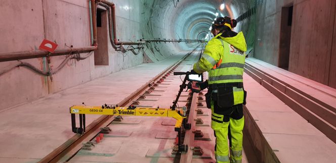 Scan Survey har dobbelsjekket retningen på Follotunnelen underveis i drivingen. Nå støpes sporene, og andre målinger må til. Foto:  Scan Survey