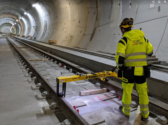 Ekspertene i Scan Survey bruker spesialutstyr for å sikre at milevis med spor ligger akkurat der de skal. Foto:  Scan Survey