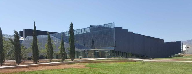 De kraftige vertikale utstikkerne pa taket (solar chimneys) driver den naturlige ventilasjonen. Foto:  Harald N. Røstvik