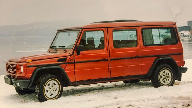 Kreativt: Mercedes Geländewagen var i mange år utsatt for kreative løsninger og ombygginger. Denne forlengete versjoner fikk plass til 11 seter og var “ekte” buss. Foto: Autocenteret Fjeldstad