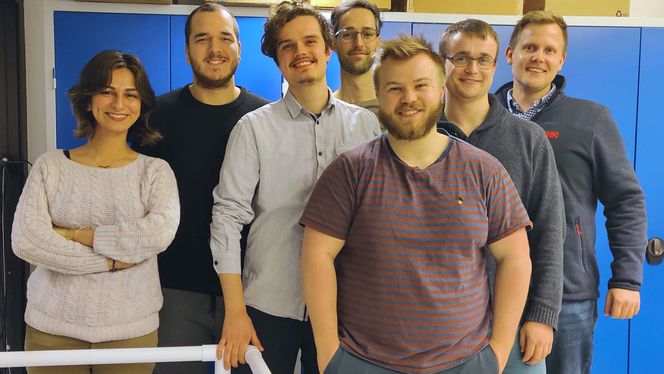 Ocean Access og teamet bak den første prototypen. De tre studentene Skogly, Lilleøkdal og Mauritzen startet Ocean Access som en del av sitt masterprosjekt på NTNUs Entreprenørskole. Fra venstre: Shirin Safarzadeh, Morten Skogly, Fredrik Lilleøkdal, Brian Stead, Simen Helgesen, Joakim Andersen og Andreas Mauritzen. Foto: Ocean Access
