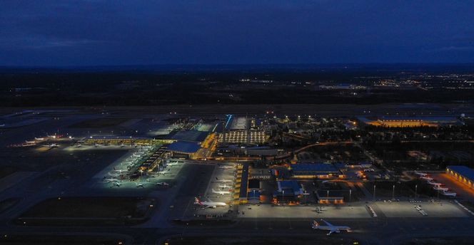 Oslo Lufthavn på kvelden. Bare et lastefly fra Qatar er i bevegelse. Foto: UAS Norway/Anders Martinsen