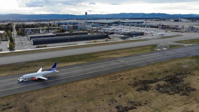 Dette SAS-flyet er blant de ytterst få som fortsatt er i trafikk på det norske rutenettverket. Foto: UAS Norway/Anders Martinsen