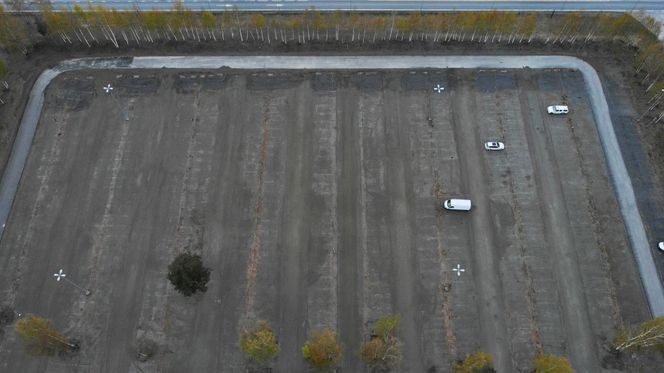 Det er greit med ledige parkeringsplasser ved flyplassen for tiden. Foto: UAS Norway/Anders Martinsen