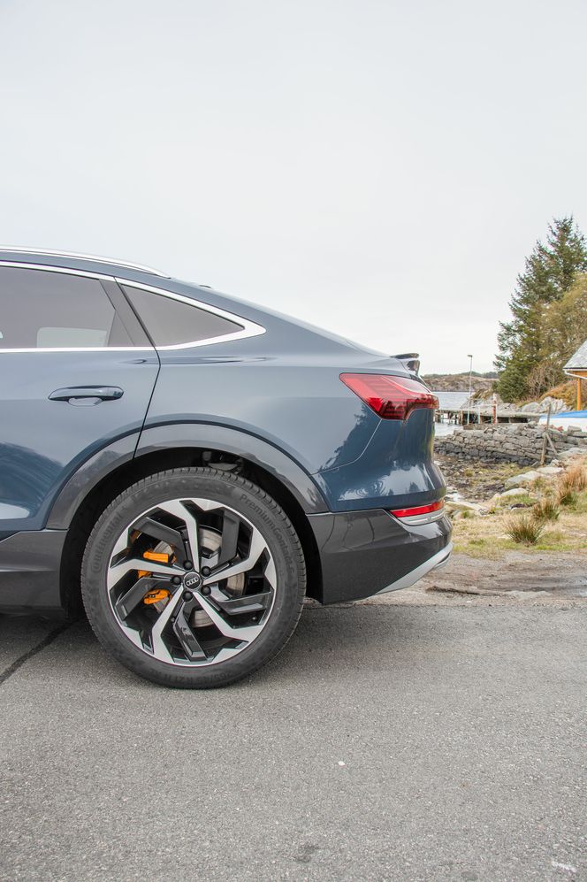 Audi E-Tron 55 Sportback har en markant annerledes bakende sammenlignet med SUV-en. Foto: Marius Valle