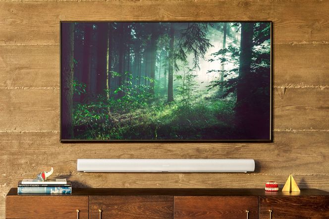 Til TV-en: Arc skal gjøre TV-lyden tredimensjonal. Riktignok har den WiFi-forbindelse, men den trenger strøm og må sende lyd til TV-en gjennom kabel. Enten har snekkeren laget kanaler i veggen bak, eller så er det et reklamebyrå som har utelatt kablene i bildet. Foto: Sonos