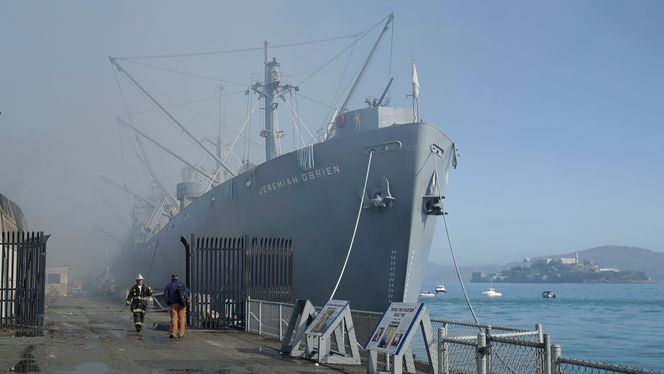En brannbåt ble satt i stilling for å beskytte historiske fartøy fra andre verdenskrig da en stor brann ødela et lager på Pier 45 på Fisherman's Wharf i San Francisco. Foto: AP