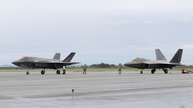 Norsk F-35A (fremst) og amerikansk F-22A på Ørland flystasjon 15. august 2018. Tilsvarende fly har gått tapt i USA i løpet av fire maidager. Foto: Torbjørn Kjosvold / Forsvaret