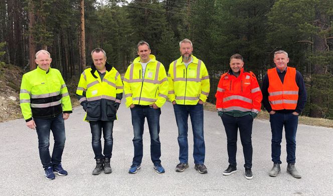 KONTRAKTSSIGNERING: F.v. Bjørn Åsen (Tronfjell Maskin), Stian Edvardsen (Innlandet fylkeskommune), Tom Erik Holstad (Innlandet fylkeskommune), Ragnar Helstad (Innlandet fylkeskommune), Gøran Fossmo (Peab Anlegg), og Jan Inge Gjermundshaug (Tronfjell Maskin). Foto: Statens vegvesen