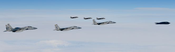 Formasjon med B-2 Spirit, tre F-15C og tre norske F-35A i nærheten av Island i mars. Foto: U.S. Air Force photo/ Master Sgt. Matthew Plew