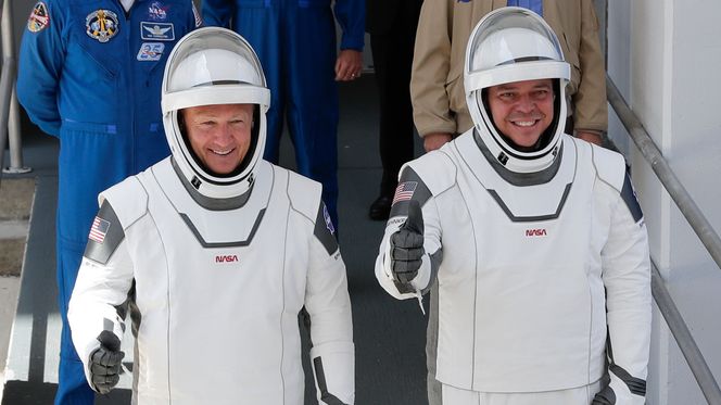 Nasa-astronautene Douglas Hurley (t.v.) og Bob Behnken gikk smilende om bord i romfartøyet lørdag. Foto: AP