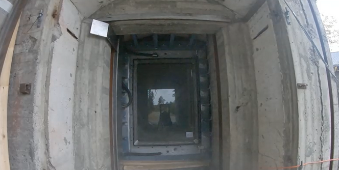 Bombesikkert test: Her testes nyvinningen i en spesialbygget rigg som tåler det meste av skudd og eksplosjoner. Det gjør også vinduet. Foto: Nammo