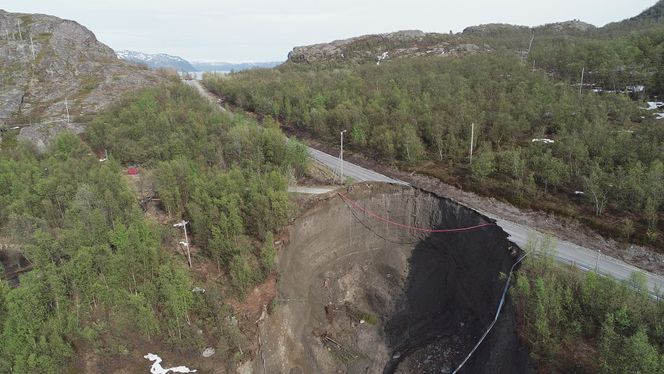 Alta 20200605. Deler av den gamle E6-en på Kråknes i Alta ble tatt av ras natt til fredag.Foto: Foto: Anders Bjordal / NVE / NTB scan