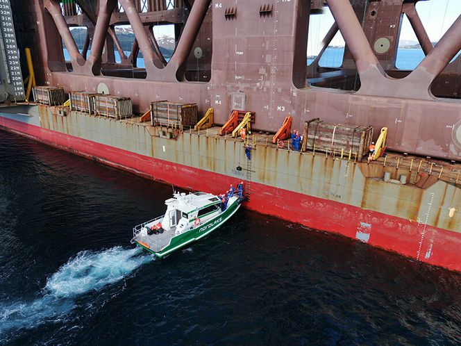 Her fraktes mannskap om bord for første gang. Foto: nordlaks.no