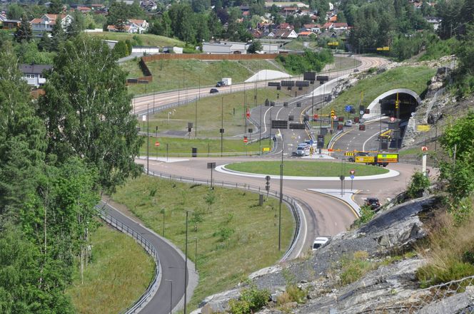 Tislegårdkrysset: Kongsbergs nye trafikknutepunkt. Her møtes hovedveien øst-vest (E134) med hovedveien nord-sør (fylkesvei 40). Foto: Kjell Wold/Statens vegvesen