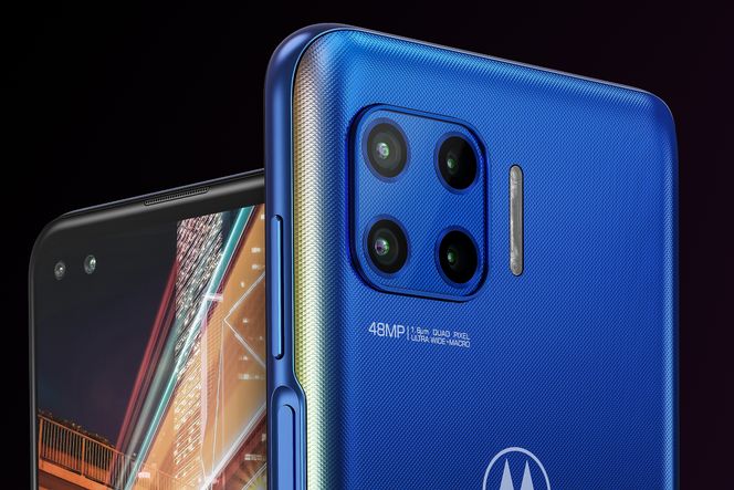 Fire bak og to foran: Vidvinkel, utravidvinkel og et makrokamera på baksiden. Det fjerde er et dybdekamera. På forsiden finner vi et vidvinkel- og et ultravidvinkel selfiekamera. Foto: Motorola