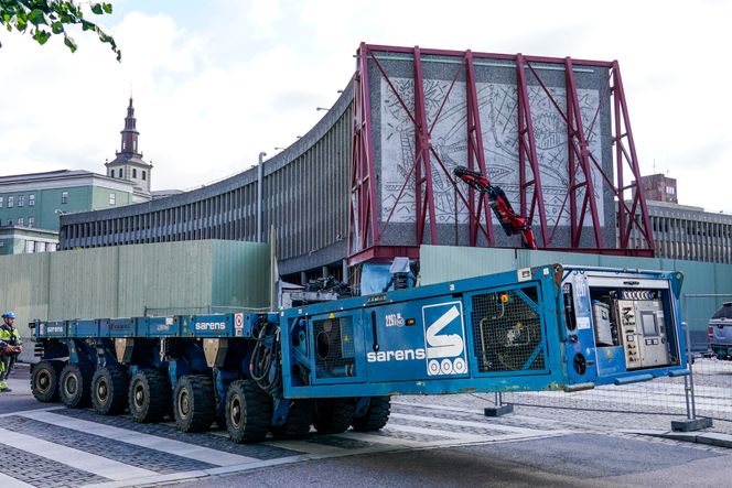 Et eget spesialkjøretøy skal frakte bort den tunge betongveggen. Foto:  Lise Åserud/NTB Scanpix