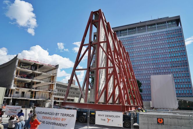 Nå er Fiskerne løsnet fra fasaden og heist ned. Kunstverket skal oppbevares i nærheten til det kan monteres på plass i nytt bygg.