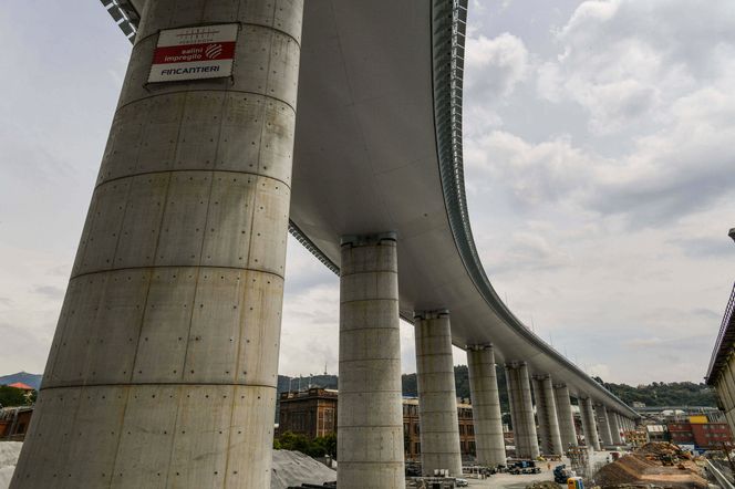Med kjørebane i stål og 19 kraftige betongpilarer med 50 meters mellomrom vil den nye brua kunne stå i mange tiår. Foto:  Gian Mattia D'Alberto/LaPresse via AP/Scanpix