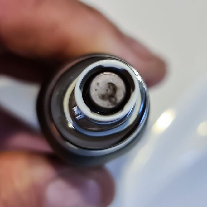 Den nye koblingen mellom motor og børsten er en solid metallstang i en plasthylse. Foto: Odd Richard Valmot