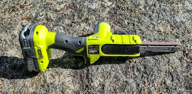 Uvurderlig: Ryobis fingersliper er neppe bedre enn de andre som er på markedet, men den har et særdeles viktig fortrinn som gjør den unik og mye mer praktisk. Den går på batteri. Lenge! Foto: Odd R. Valmot