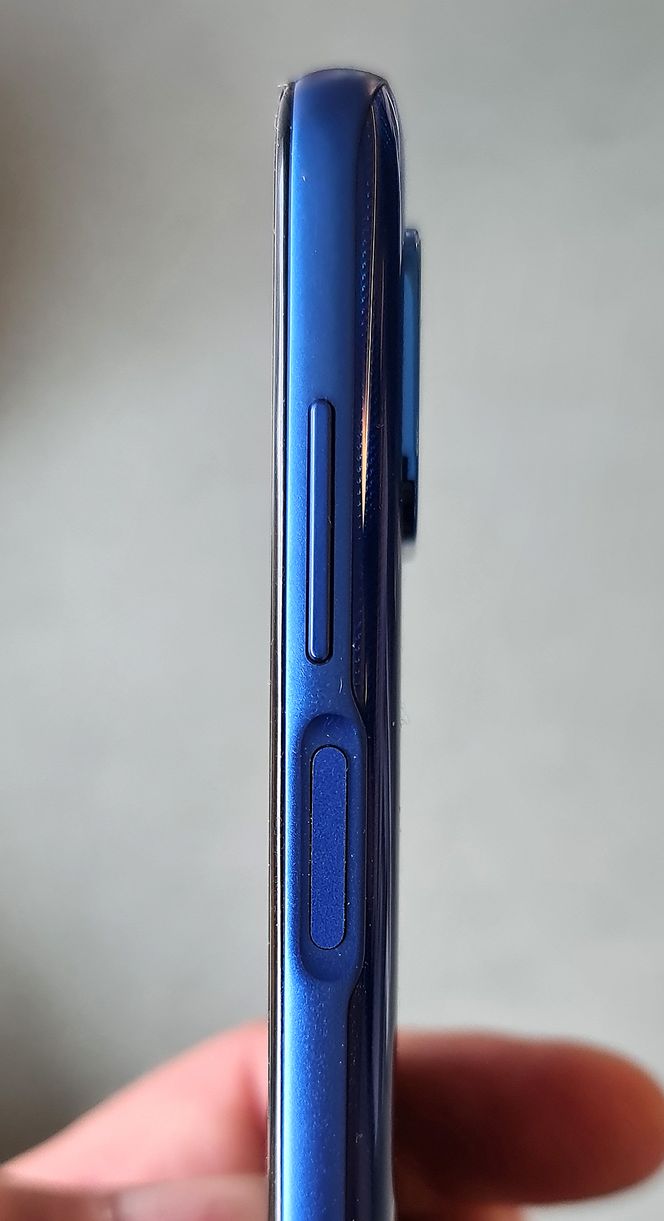Leser på siden. Motorola Moto G 5G har fingeravtrykkleseren i startknappen på siden. Det gir neppe like sikker avlesning, men den er veldig rask. Foto: Odd Richard Valmot