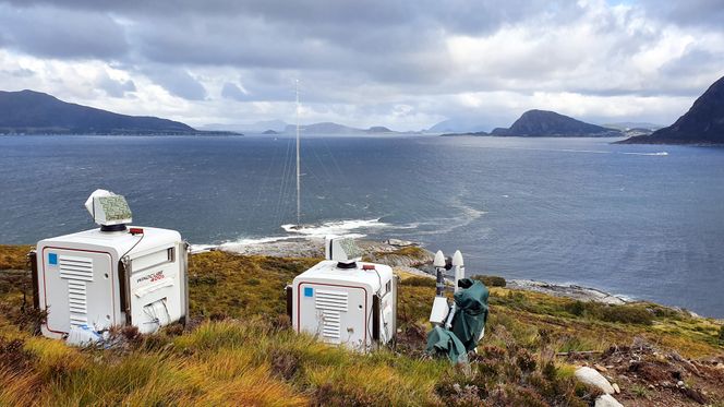 Lidaren til høyre måler langs et av brubanealternativene. Målemast i bakgrunnen. Foto:  Martin Grønsleth