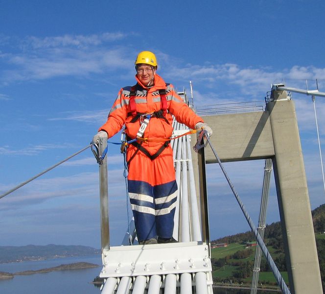 Brubygger-teknologi utvikles av Statens vegvesen og samarbeidspartnere som Kjeller Vindteknikk i Sulafjorden. Prosjektleder Jørn Arve Hasselø sier at Sulafjorden er den mest ekstreme fjorden han har jobbet med. Foto:  Statens vegvesen
