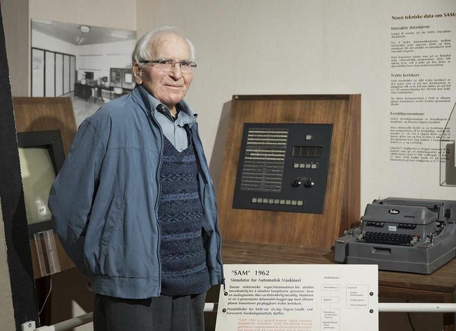 Yngvar Lundh under et besøk ved Teknisk Museum i 2019, ved datamaskinen SAM, som var den første norskbygde transistorerte datamaskinen. Ifølge Teknisk Museum var den et svært viktig steg i retning av de maskindesignene som la grunnlag for dataeventyrene både i Norsk Data og Kongsberg Våpenfabrikk. Foto: Håkon Bergseth/Norsk Teknisk Museum