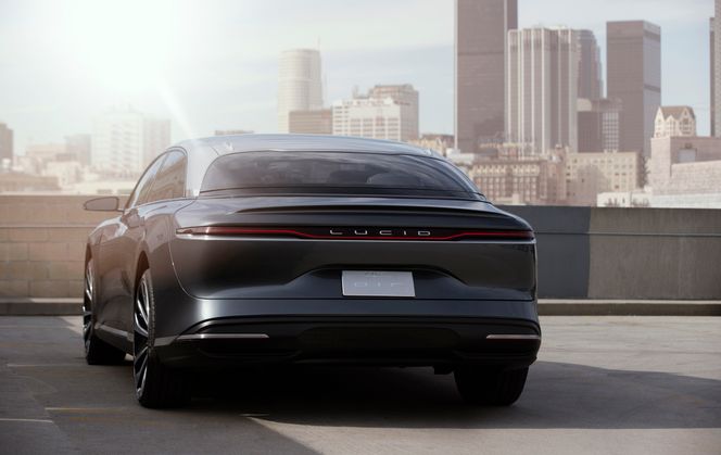 Lucid Air har en stor baklykt som strekker seg over hele baksiden. Foto: Lucid Motors