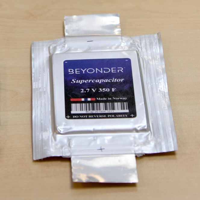 Beyonder vil produsere superkondensatorer og litium-ionebatteri (foran), i tillegg til hybridbatteriet bak. – Alle tre batterier kan lages i samme maskin, sier Svein Kvernstuen. Foto:  Alf Bergin