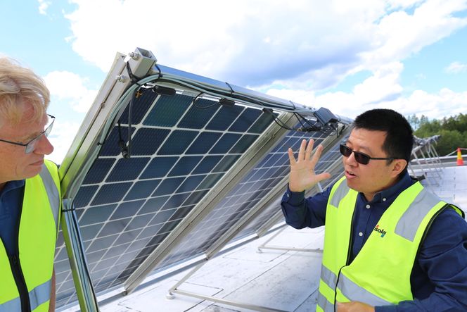 – Normalt er det transparent mellom solcellene, men det hvite reflektorlaget mellom cellene her gjør at de produserer 5 watt ekstra, sier forsker Junjie Zhu fra IFE. Den røde sensoren montert på panelet er en temperaturtransmitter som sender informasjon om cellens overflatetemperatur til IFE en gang i sekundet. Foto:  Mona Strande