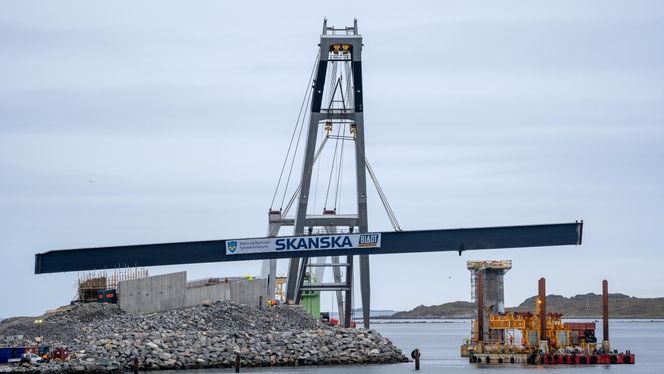 Mandag i forrige uke kunne man begynne å løfte på plass de syv stålelementene som utgjør Lepsøybrua. I dag skal det femte elementet løftes på plass. Foto: Møre og Romsdal fylkeskommune