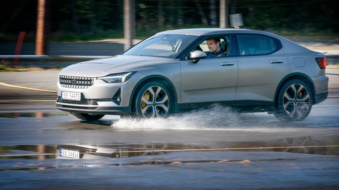 Her tester vi bilen på glattkjøringsbanen. Foto:  Eirik Helland Urke