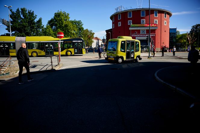SAMFUNDET: Bussen står til tjeneste i et strøk med relativt sammensatt trafikk mellom Studentersamfundet og Trondheim Spektrum. Foto: Ole Martin Wold