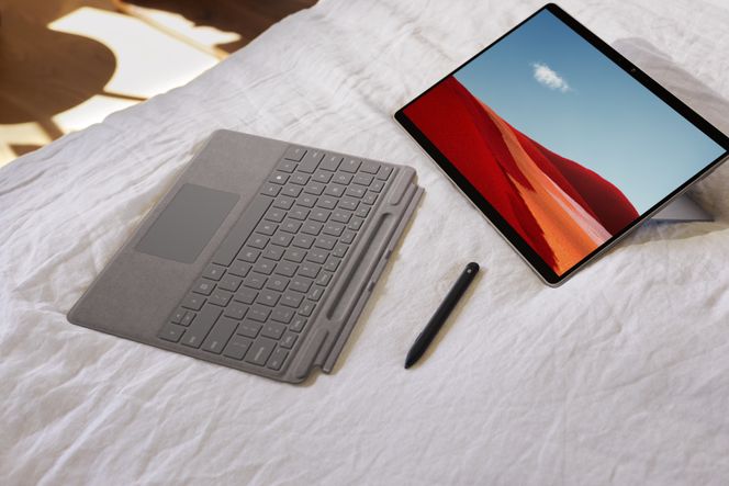 Den nye utgaven av Surface Pro X har forlenget batteritid og kan leveres med prosessorer Microsoft SQ2. Pennen kan legges i et eget rom i tastaturet, hvor den blir oppladet trådløst. Foto: Microsoft
