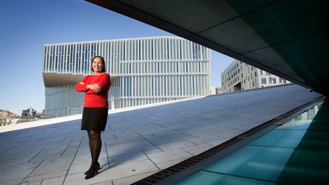 Fra Operahuset i Bjørvika kan Grethe Bergly nyte fasaden på nye Deichman og Barcode hvor Multiconsult har hatt en sentral rolle som rådgivende ingeniørselskap. Utkragingen på Deichman karakteriserer hun som en ingeniørbragd. Foto: Sverre Chr. Jarild