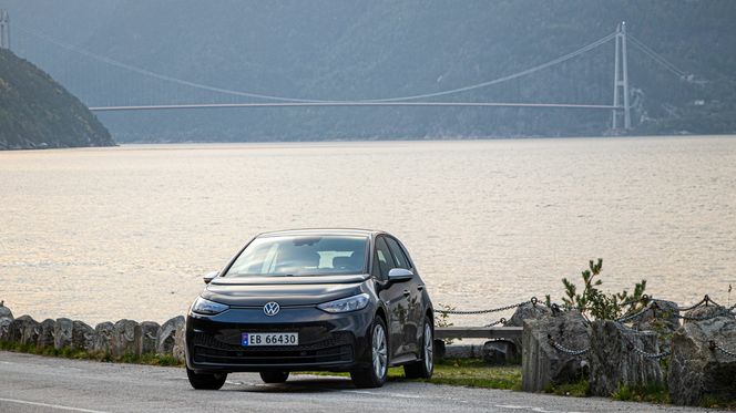 Volkswagen ID.3 viser seg å ha god rekkevidde, selv på vinterdekk. Foto: Marius Valle