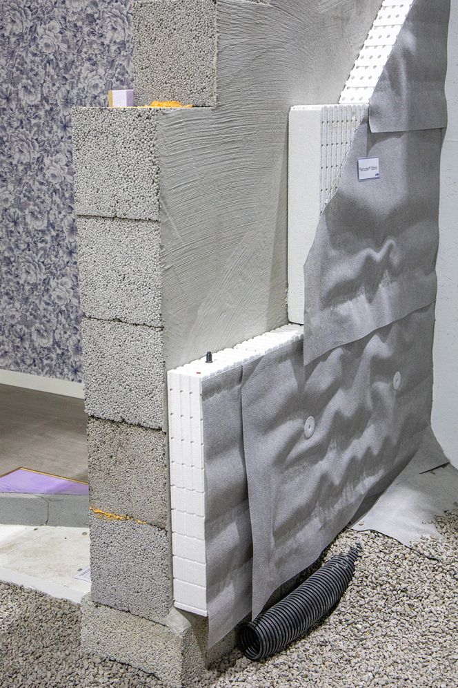 I tillegg til å isolere bra, sørger Thermodren-plata å holde grummuren tørr ved å lede alt vann ned til drensledningen. Foto: TUM Studio