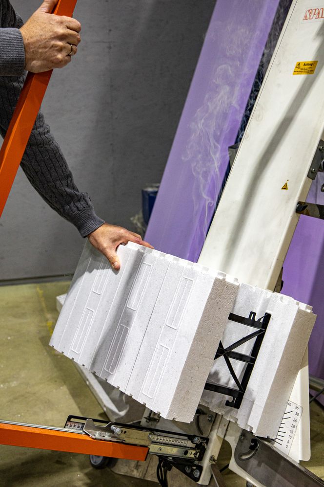 Olsen demonstrerer hvordan EPS og XPS bør kuttes, med glødetråd. Foto: TUM Studio