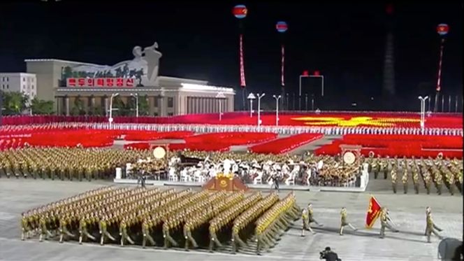 Kim Jong-un arrangerte en militærparade på nattetid for å feire at det nordkoreanske arbeiderpartiet fyller 75 år. Foto: KRT via AP / NTB