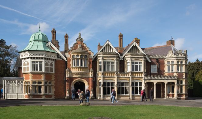 Hovedhuset ved Bletchley Park, fotografert i 2017. Mye av arbeidet ble gjort i forskjellige «hytter» som ligger på eiendommen. Foto: <a href="https