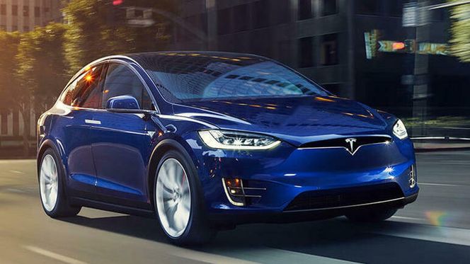 Model Y kan bli levert i Norge med de nye, større battericellene fra Tesla. Endringen skal alene gi 16 prosent økning i rekkevidde, ifølge Tesla-sjef Musk. Foto: Tesla